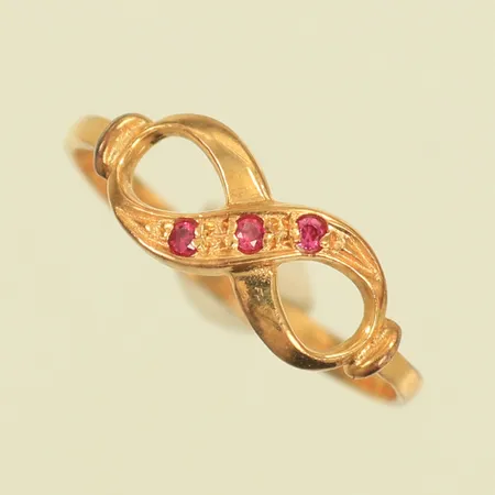 Ring med 3 röda stenar och infinitysymbol, stl 15¾ bredd 2-6mm, 18K 1,1g totalt