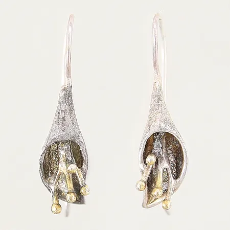 Ett par örhängen, längd: 27mm, bredd: 0,8-7mm, något skeva stift, silver 925/1000 Vikt: 2,6 g