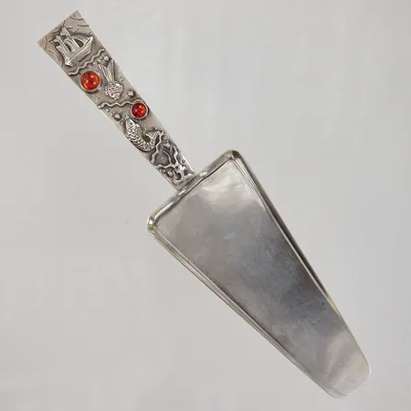Tårtspade med orangea stenar 21,3cm, fiskmotiv, troligen bärnsten, 835/1000 silver, Vikt: 58,5 g