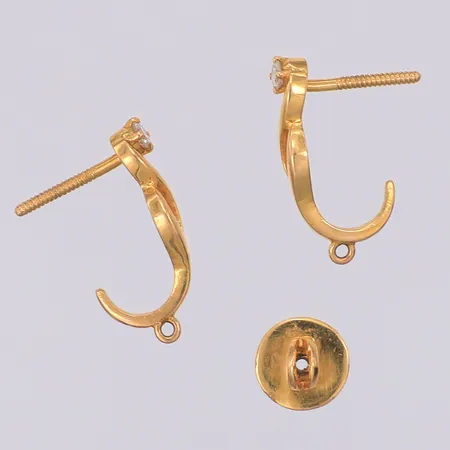 Ett par örhängen med vit sten, 15mm, defekta, en stopp saknas, 18K Vikt: 1,9 g