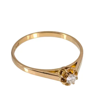 Diamantring, 18K guld, Diamant 0,10ct - graverat på skenans insida, Guldfynd (GFAB), svensk kontrollstämpel, Ø19,0 mm, bredd 1,5 - 5 mm, några klor skadade Vikt: 2 g