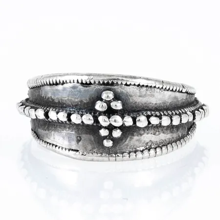 Ring i silver (925/1000): kopia av Vikingasmycke funnet i Södermanland, tillverkad av Bengt Hallberg, Köping. Den är i storlek 18, är 3 - 10,5 mm bred och väger 4,7g. 