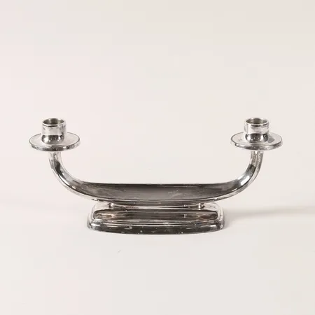  Ljusstake, fylld botten, höjd: 11cm, bredd: 26cm, bruksslitage, 830/1000 silver, bruttovikt: 360,5g. 