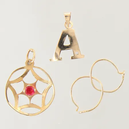 Guldsmycken, diamant ca 0,005ct, röd sten, buckliga, skeva, 18K  Vikt: 1,6 g