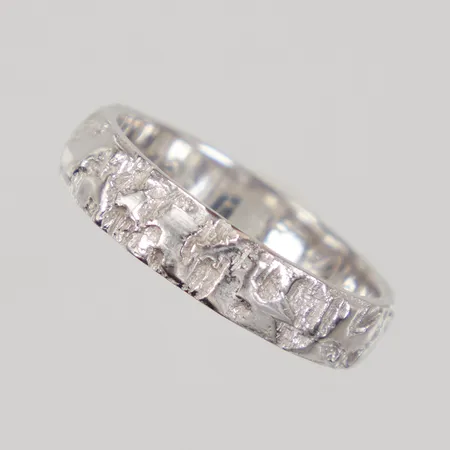 Ring med mönsterdekor, stl 16, bredd 4mm, BEH Bengt Hallberg Guldsmeds AB år 1994, vitguld, 18K Vikt: 4 g