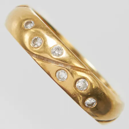 Ring med diamanter 6 x ca 0,01-0,02ct, stl17½, bredd 4,5mm, 18K Vikt: 3,9 g