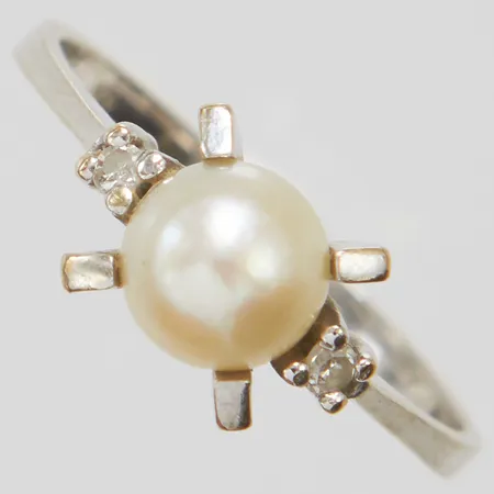 Ring med odlad saltvattenpärla och diamanter, 2x 0,01ct, Ø 17½ bredd: 1,8mm, vit guld, 18K Vikt: 3 g