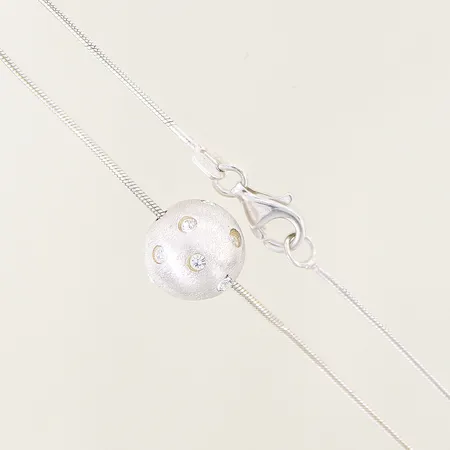 Kedja med hänge samt vita stenar, längd: 40,5cm, bredd: 0,9-9,8mm, länk med mindre skevheter, silver 925/1000 Vikt: 5,7 g