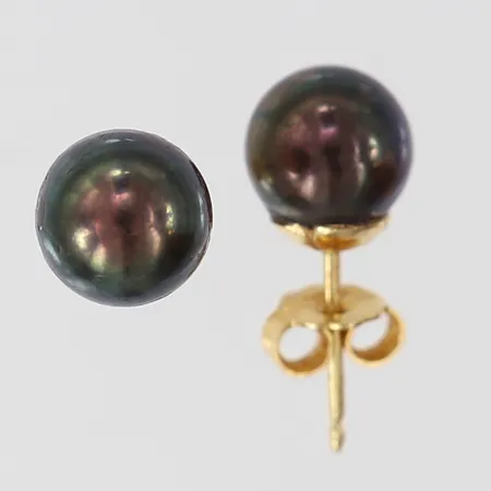 Ett par örhängen med odlade färgade pärlor, Ø8mm, 18K. Vikt: 2,8 g