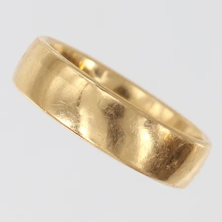 Ring slät, stl: 19¼, bredd 6mm, gravyr 18K. Vikt: 8,8 g