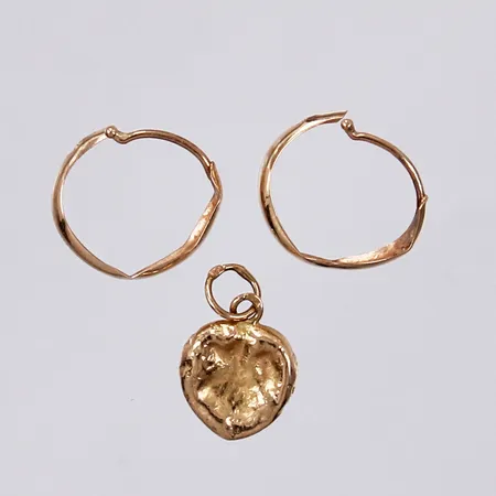 Ett par örhängen, 1 hänge, defekta 18K Vikt: 0,9 g