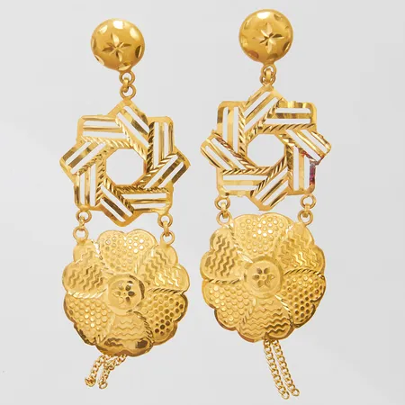 Ett par örhängen, defekta, buckliga, lödning, 21K Vikt: 6,2 g