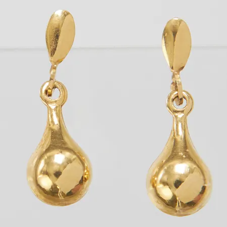 Ett par örhängen droppar, längd ca 17mm, bredd 6mm, omaka snurrebussar, 18K Vikt: 1 g