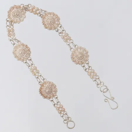 Armband med filigranarbete, längd 19,5cm, bredd 5,5-12mm, Silver 925/1000.  Vikt: 8,7 g
