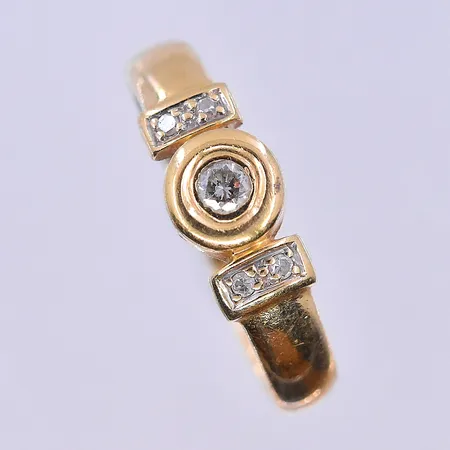 Ring med vita stenar stl:16¾, bredd 3-6 mm, 18K. Vikt: 2,3 g