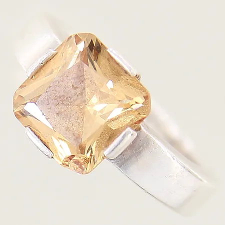 Ring med gul sten, Thomas Sabo, stl: 17¾, bredd: 4,1-11,3mm, sten med nagg, silver 925/1000 Vikt: 8,7 g