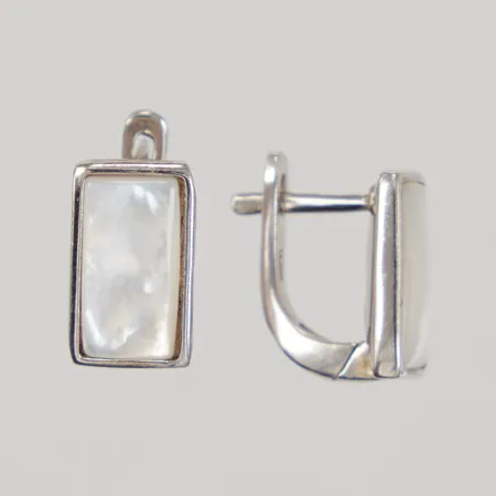 Ett par örhängen med pärlemoimitation 14mm, bredd 8,3mm, silver 925/1000, Vikt: 4,9 g