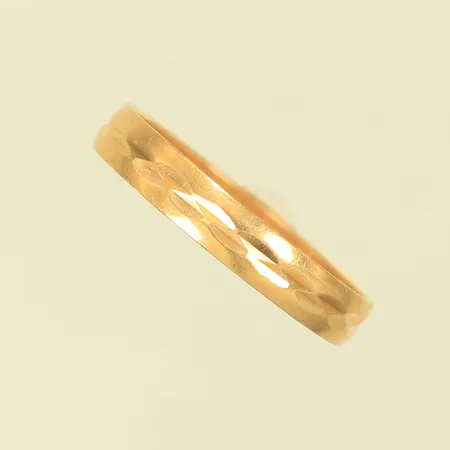 Ring med mönster stl 19, bredd 3,5mm, gravyr, sliten, 18K, 2g Vikt: 2 g