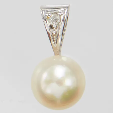 Hänge med odlad saltvattenpärla Ø6,8mm samt diamant 1 x 0,02ct enligt gravyr, 12,9x6,8mm, vitguld, 18K Vikt: 1,1 g