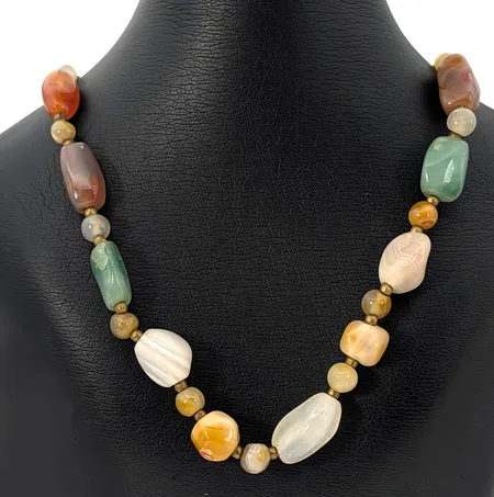 Collier, naturliga färgade stenar, bl.a. Agat, längd 43 cm, stenar med varierande mått (utan anmärkning), skruvlås och detaljer i gulmetall, vikt 56 gram Vikt: 0 g