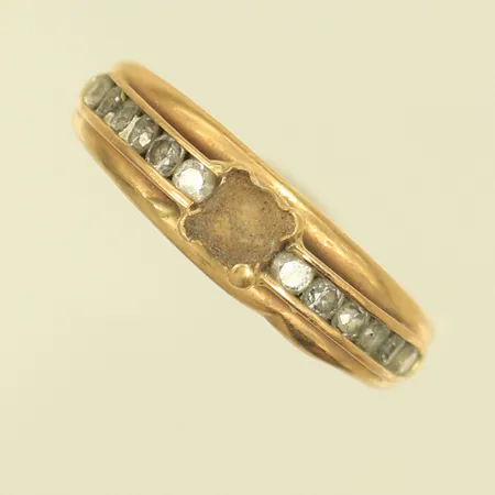 Ring, stl ca 18, bredd 3-5mm (defekt, ojämn skena, saknar stenar) 18K, 1,2g 