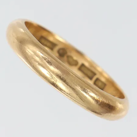 Ring slät, stl: 20, bredd 4mm, gravyr, 18K. Vikt: 5,9 g