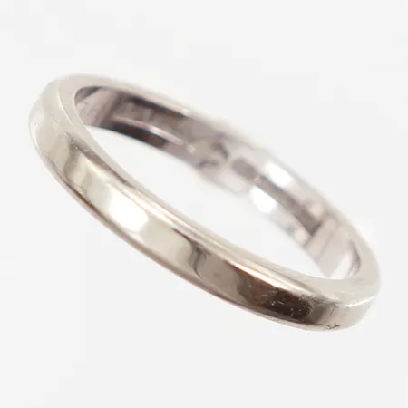 Ring vitguld stl16½, slät, bredd;2,8mm, gravyr, 18K Vikt: 3,4 g