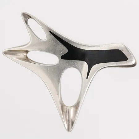 Brosch Georg Jensen med svart emalj, Henning Koppel, nr: 323, Denmark, mått ca 45 x 63mm, bucklig nål, 925/1000 sterling silver.  Vikt: 36,2 g