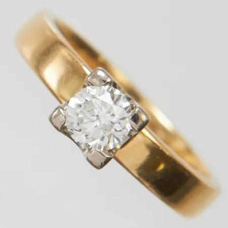 Ring med briljantslipad diamant 1 x ca 0,44ct, ca.TW/SI2, stl 16¾, bredd 3,5mm, höjd 5mm, svenska stämplar, gravyr, 18K Vikt: 4,9 g