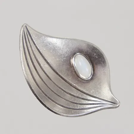 Brosch med blå sten 48x32mm, Per W Sköld år 1960, skevt fäste låser ej, 925/1000

 Vikt: 8,5 g