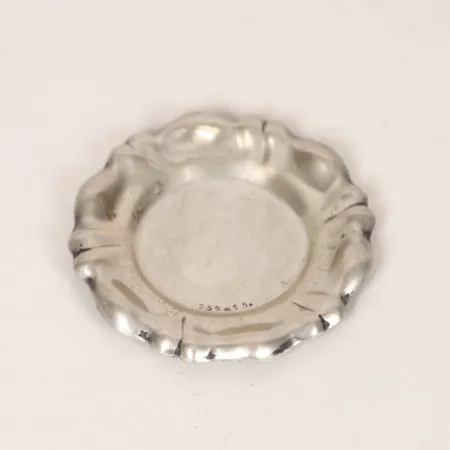 Fat, Ø9cm, höjd: 7mm, slitage. Vikt: 53,7 g