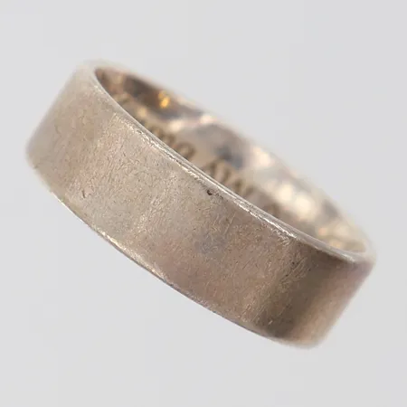 Ring slät, stl: 16¾, bredd 6mm, gravyr, Silver 935/1000.  Vikt: 4,3 g
