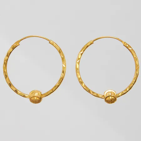 Ett par örhängen creoler, Ø 25mm, bredd 1,5-5mm, 21K Vikt: 2,9 g