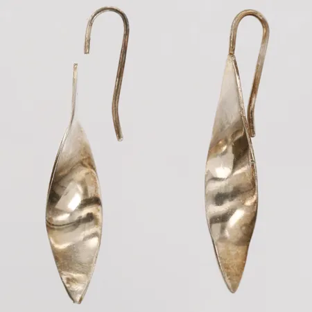 Ett par örhängen, längd: 4,5cm, bredd: 7mm,  defekt/av, 925/1000 silver.  Vikt: 4,1 g