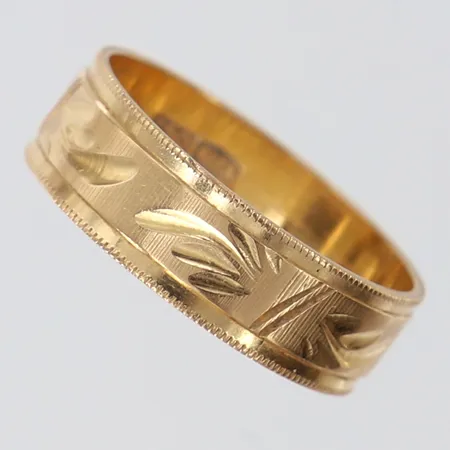 Ring med mönsterdekor, stl 17, bredd ca 5,7mm, gravyr, 18K Vikt: 3 g