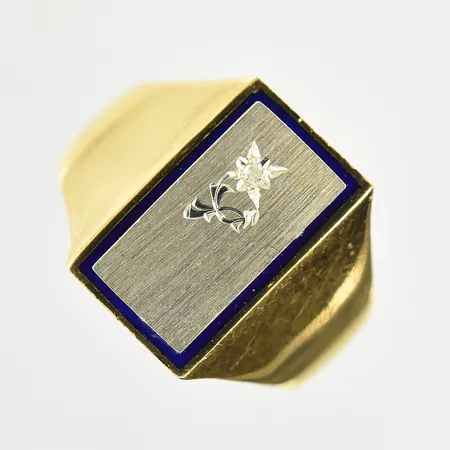 Klackring med vit sten och blå emalj, stl 19½, bredd 4-16 mm, gulguld/vitguld, 18K. Vikt: 10,5 g