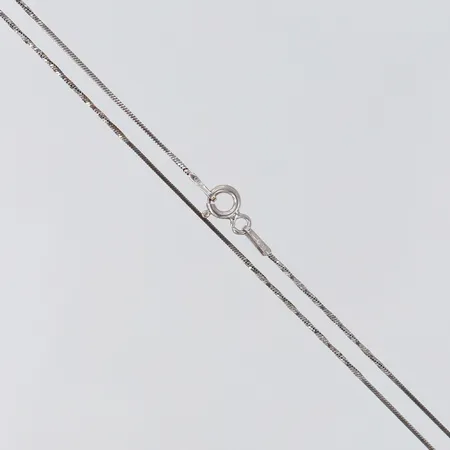 Kedja tvinnad, längd 55cm, bredd 0,6mm, ojämn, Silver 925/1000.  Vikt: 2,2 g