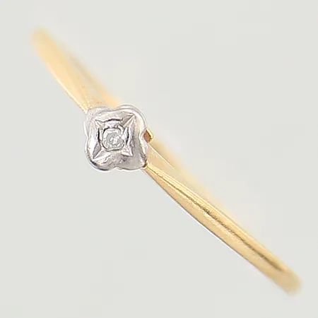 Ring med diamant ca 0,005ct, stl 17½, bredd 1-4mm, fattning i vitguld, 18K Vikt: 1,1 g