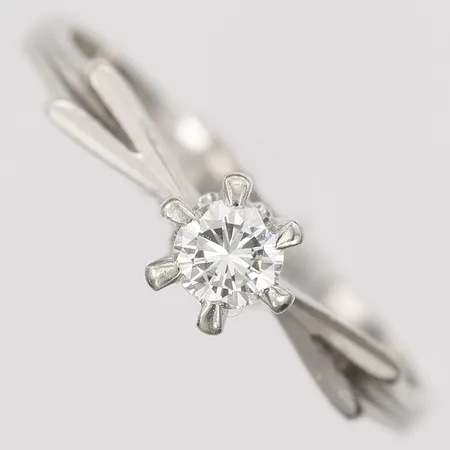 Ring med diamant 0,16ctv enligt gravyr, stl: 16¾, bredd: 2-5mm, Stjärnringen, 18K vitguld.  Vikt: 2,2 g