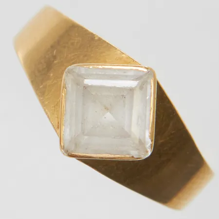 Ring med vit sten, Ø18½, bredd: 3,5-9,5mm, svenska stämplar, 18K Vikt: 3,5 g