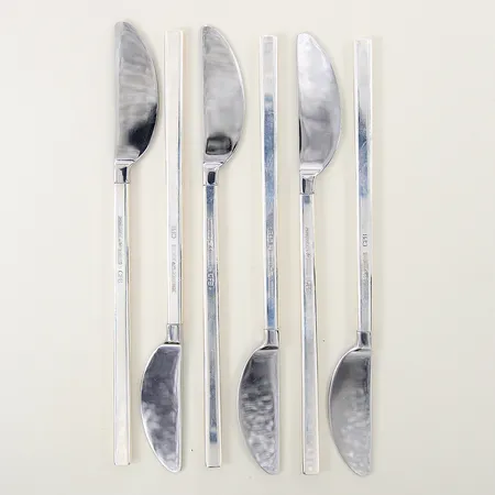 6 Bordsknivar, design: Carl Philip Bernadotte, MEMA GAB, längd: 20,5cm, blad i rostfritt stål, fyllda skaft, silver 830/1000 Vikt: 330 g