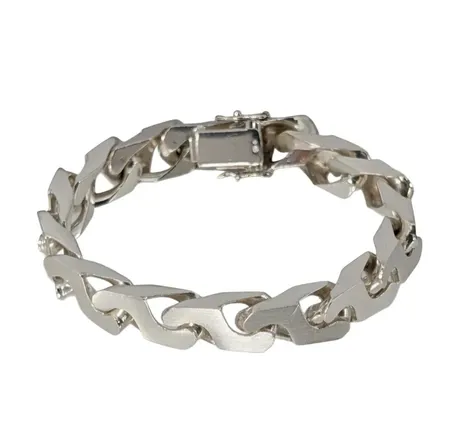 Armband, kraftig modell, silver 835/1000, längd 17,5-18,0 cm, bredd 9 mm, uppbyggnad 5 mm, tillverkare A*D, svensk kontroll/importstämpel Vikt: 47,5 g
