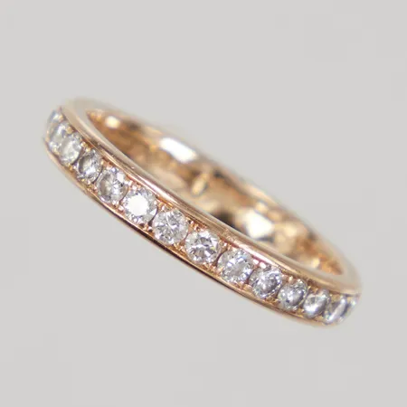 Ring med diamanter 15x ca 0,03ct, fyra diamanter indikerar på syntetiska, stl 17, bredd 3mm, gravyr, 18K Vikt: 3,6 g