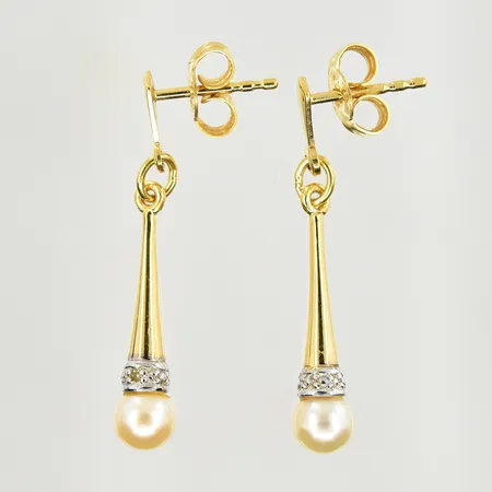 Ett par örhängen med odlade sötvattenpärlor Ø5 mm, längd 30 mm, gulguld/vitguld, 18K. Vikt: 2,5 g