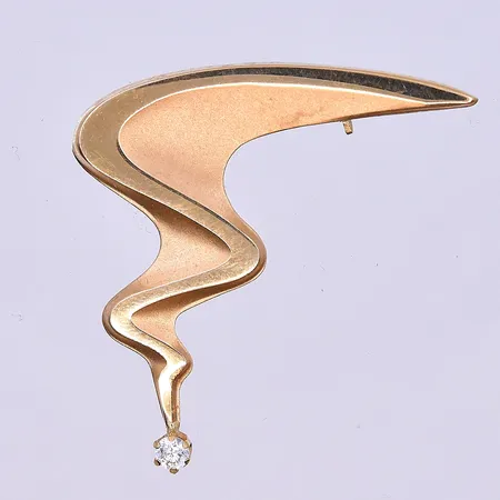 Brosch Pernilla Wiberg längd 40 mm, bredd 39 mm, 18K. Vikt: 3,8 g