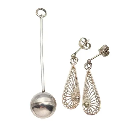 Örhängen, ett par + Hänge, silver, örhängen stämplade 925/1000, mått 29x9 mm, hänge längd 56,5 mm, klot Ø12 mm, någon ojämnhet Vikt: 4,3 g