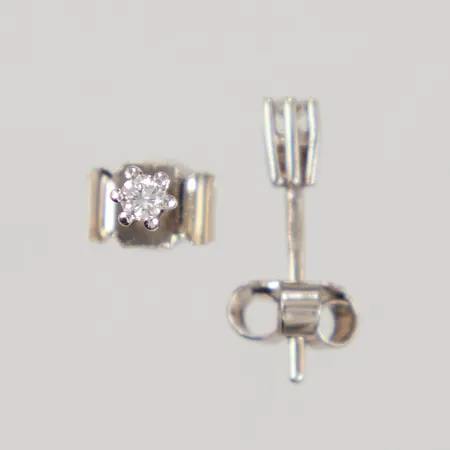 Ett par örhängen med diamanter 2x ca 0,03ct, Ø3mm, stift, omaka snurrebussar, 18K Vikt: 1 g