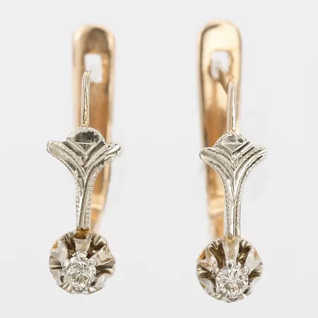 Ett par örhängen med diamanter 2 x ca 0,04ct, tvåfärgad, 14K guld.  Vikt: 2,8 g