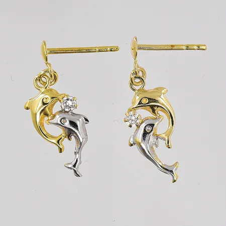 Ett par örhängen med vit sten, delfiner, stl 19x7mm, 2-färgade, stoppar saknas, 8K Vikt: 0,4 g
