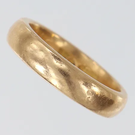 Ring slät, stl: 19½, bredd 5mm, gravyr, 18K. Vikt: 11,1 g